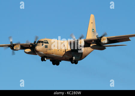 Per il trasporto aereo militare. Royal Saudi Air Force Lockheed C-130H Hercules turboelica piano di carico sulla rotta di avvicinamento Foto Stock