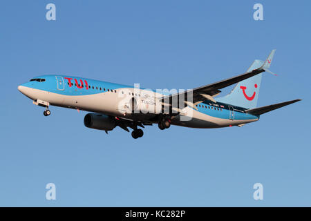 Commerciale viaggi dell'aria. TUI Airlines (ex Thomson Airways) Boeing 737-800 jet del passeggero aereo sulla rotta di avvicinamento Foto Stock