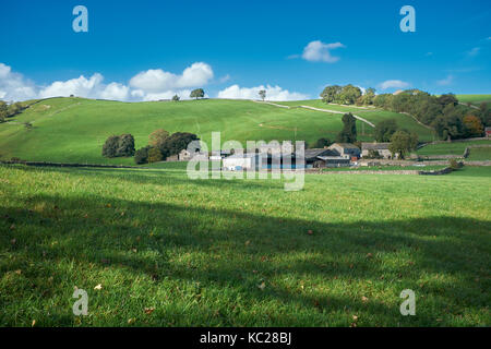 Da appletreewick. a piedi a sud est dal burnsall verso drebley lungo il fiume wharfe. wharfedale Foto Stock