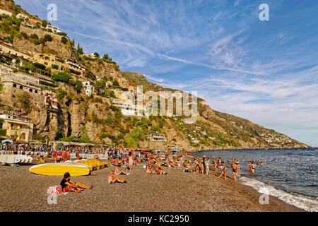 Spiaggia a Positano sulla Costiera Amalfitana in Italia meridionale. Foto Stock