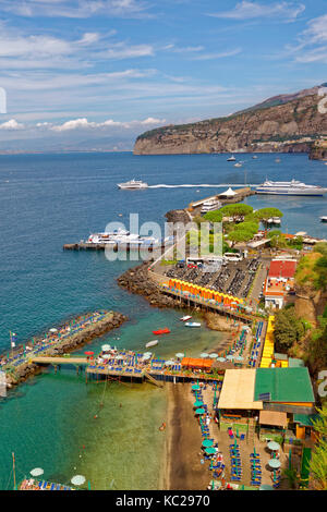 Porto di Sorrento sul mare del Golfo di Napoli in Campania, Italia. Foto Stock