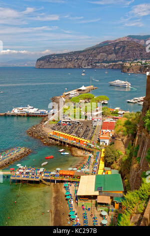 Porto di Sorrento sul mare del Golfo di Napoli in Campania, Italia. Foto Stock