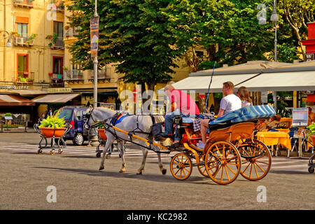 4 ruote carrello turismo a Piazzo Tasso, di Sorrento, vicino napoli, Italia. Foto Stock