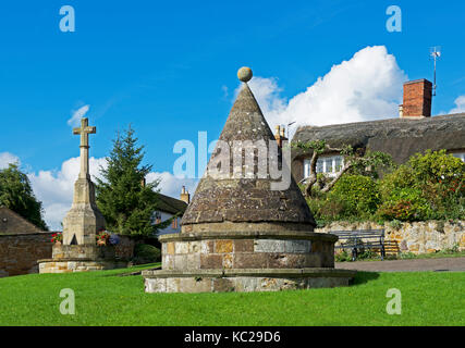 Buttercross sul villaggio verde, Hallaton, Leicestershire, England Regno Unito Foto Stock