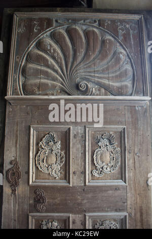 Close up dettaglio di una porta scolpita in un castello di Romena Foto Stock