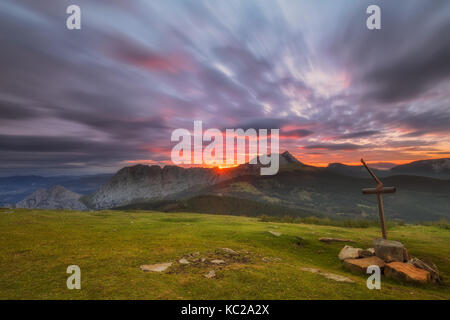 Sunrise a picco saibigan urkiola nel parco naturale Foto Stock