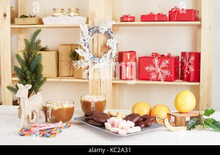 I dolci di natale popolare in Austria sul tavolo di legno con rosso confezioni regalo su sfondo Foto Stock