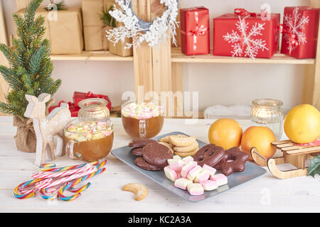 Close up dei dolci di natale popolare in Austria sul tavolo di legno con rosso confezioni regalo su sfondo Foto Stock