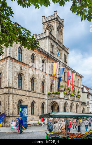 In Germania, in Turingia, Weimar, vista del municipio in piazza del mercato sul giorno di mercato Foto Stock