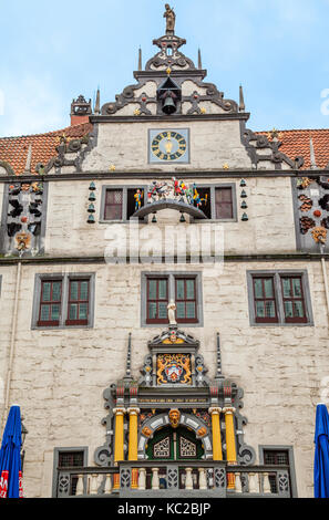 Germania, Bassa Sassonia, Hann. Münden, il Municipio in stile rinascimentale facciata con orologio di carillon e cinematica figura disposizione Foto Stock