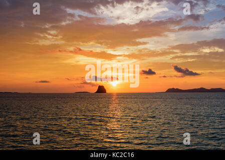 Bellissimo paesaggio naturale di coloratissimi cloud cielo e sole al tramonto sul mare in Surat Thani provincia, Thailandia Foto Stock