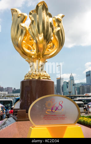 Hong kong,RAS di Hong Kong, Cina. Il 28 settembre 2017. gregge cinese a Hong Kong durante la settimana d'oro. turisti si riuniscono al Golden Bauhinia in hong kong Foto Stock