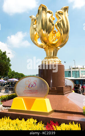 Hong kong,RAS di Hong Kong, Cina. Il 28 settembre 2017. gregge cinese a Hong Kong durante la settimana d'oro. turisti si riuniscono al Golden Bauhinia in hong kong Foto Stock