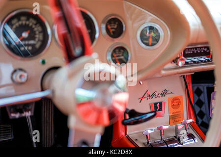 White 1963 studebaker avanti s pannello con volante, quadranti, comandi conducente e avanti logo. Foto Stock