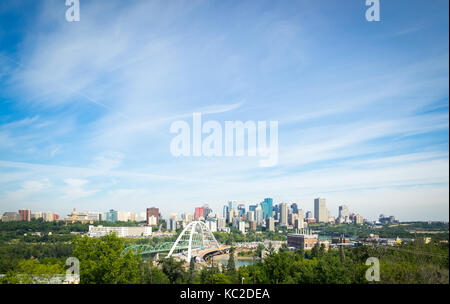 Una vista del nuovo ponte walterdale e lo skyline di Edmonton, Alberta, Canada. Foto Stock