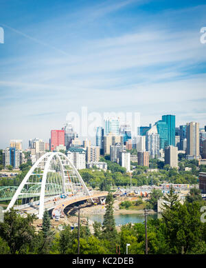 Una vista del nuovo ponte walterdale e lo skyline di Edmonton, Alberta, Canada. Foto Stock