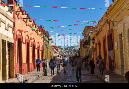 Dicembre 17, 2014 San Cristobal de las Casas, Messico: a piedi le strette strade coloniali nella zona principale del centro storico chiusa da veh Foto Stock