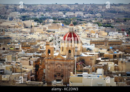 Vista sopra la città di Victoria o Rabat a Gozo, la vicina isola di Malta Foto Stock