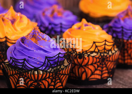 Arancione e viola tortini di halloween con un pizzico Foto Stock