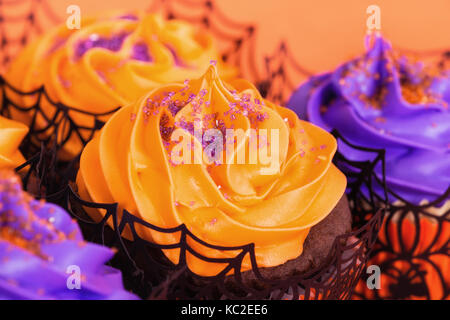 Arancione e viola tortini di halloween con un pizzico Foto Stock