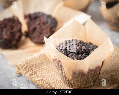 Muffin al cioccolato con la barbabietola rossa close-up Foto Stock