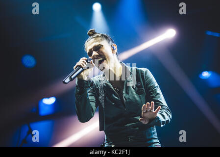 Torino, Italia. 01 ott 2017. Il cantante italiano/song-writer elisa performing live on stage presso le officine grandi riparazioni. Credito: Alessandro bosio/Pacific press/alamy live news Foto Stock