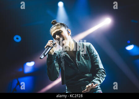 Torino, Italia. 01 ott 2017. Il cantante italiano/song-writer elisa performing live on stage presso le officine grandi riparazioni. Credito: Alessandro bosio/Pacific press/alamy live news Foto Stock