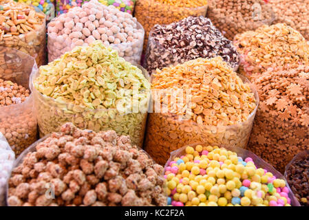 I dadi e la frutta secca in sacchi di grandi dimensioni sul mercato. Tiznit. Il Marocco Foto Stock