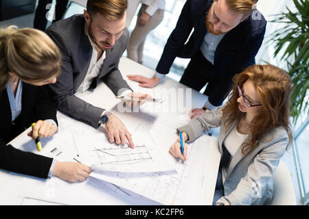 Il gruppo di architetti che lavorano sulla riunione di affari Foto Stock