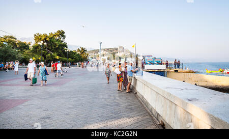 Alushta, crimea - Settembre 20, 2017: i turisti in via Lenin embankment sulla costa del mar nero in alushta città in serata. alushta è località balneare Foto Stock