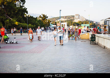 Alushta, crimea - Settembre 20, 2017: i visitatori in via Lenin embankment sulla costa del mar nero in alushta città in serata. alushta è località balneare Foto Stock