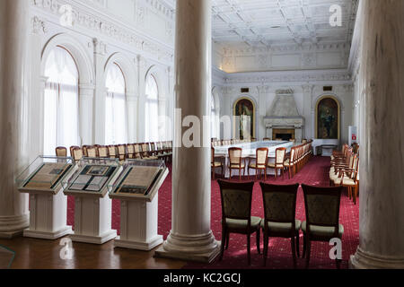 Livadiya, crimea - 21 settembre 2017: la decorazione della Sala bianca (il gala sala da pranzo) nel palazzo di Livadia. Il palazzo era la residenza estiva di t Foto Stock