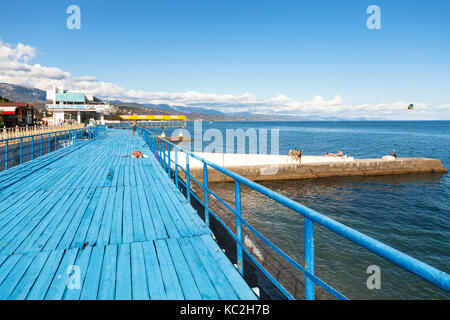 Alushta, crimea - 24 settembre 2017: persone prendere il sole su legno solarium sul terrapieno street in angolo professori distretto di Alushta città. alushta è Foto Stock
