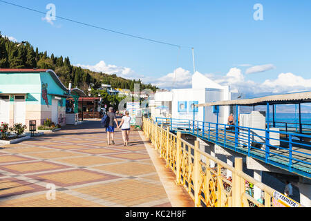 Alushta, crimea - 24 settembre 2017: la gente a piedi sul terrapieno in professori angolo del distretto di Alushta città sulla costa del Mar Nero. alushta è seasid Foto Stock