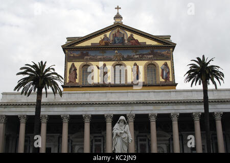 L'Italia. Roma. Esterno della Basilica di San Paolo fuori le mura. La ricostruzione della facciata. In stile neoclassico. Architetto Luigi Poletti (1792-1869) e San Paolo della statua di Giuseppe Obici. Foto Stock