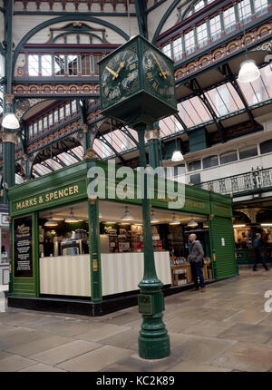 Marks e Spencer in stallo Kirkgate Market, Leeds, nello Yorkshire, Inghilterra, Regno Unito Foto Stock