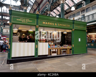 Marks e Spencer in stallo Kirkgate Market, Leeds, nello Yorkshire, Inghilterra, Regno Unito Foto Stock