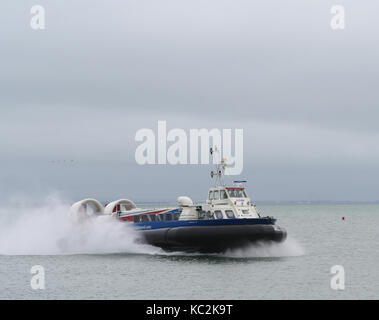 HP1-88 Libertà 90 Hovercraft appartenenti a librarsi Travel arrivando a Ryde, Isle of Wight da Southsea, Hampshire, Inghilterra, Regno Unito. Foto Stock