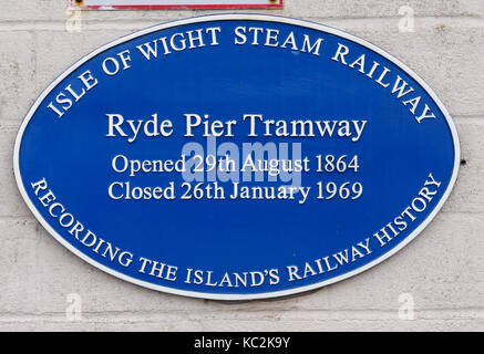 Informativa targa blu su Ryde Pier celebra la storia di Ryde Pier Tram, Ryde, Isle of Wight, Inghilterra, Regno Unito. Foto Stock