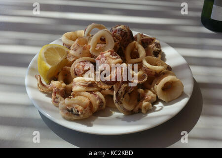 Sun Kissed profondo fritto di calamari Foto Stock