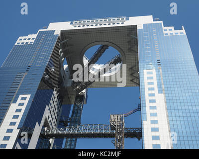 Vista fino a Umeda Sky Building di Osaka in Giappone Foto Stock