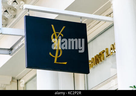 Yves Saint Laurent banner sopra la porta di ingresso per le loro boutique in SoHo. Foto Stock