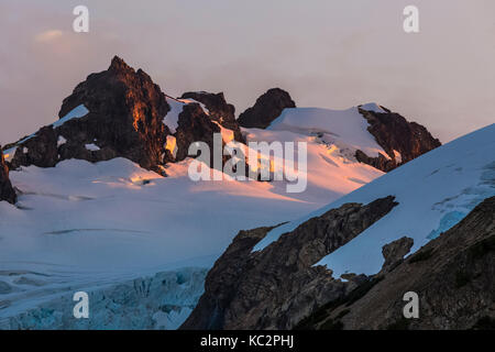 La luce del tramonto sul blu e sul ghiacciaio della Cima Ovest del Monte Olimpo, con parte di Snow Dome in primo piano nella suggestiva ambientazione alla fine di H Foto Stock