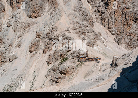 Il principe rifugio in un giorno di estate, dolomiti, italia Foto Stock