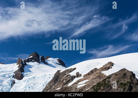 Blu e sul ghiacciaio della Cima Ovest del monte Olimpo in impostazione drammatica alla fine dell'Hoh River Trail nel Parco Nazionale di Olympic, nello Stato di Washington, Foto Stock