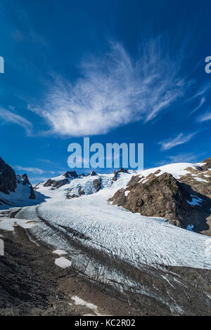 Blu e sul ghiacciaio del Monte Olimpo in impostazione drammatica alla fine dell'Hoh River Trail nel Parco Nazionale di Olympic, nello Stato di Washington, USA Foto Stock