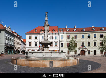 La Slovacchia, Bratislava, città vecchia, roland fontana sulla piazza principale (hlavne namestie), il centro storico della città Foto Stock