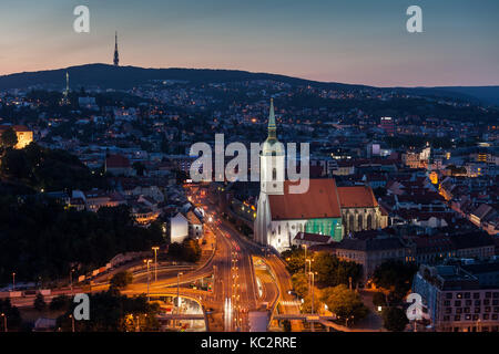 La Slovacchia, Bratislava, città capitale sera cityscape con st martin cattedrale della città vecchia Foto Stock