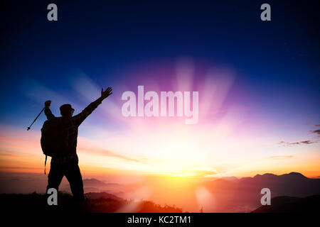 L'uomo sulla cima della montagna la visione di sunrise Foto Stock