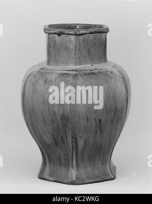 Vaso, inizi del XIX secolo, Giappone, argilla coperto con un velo di smalto a chiazze, H. 7 1/2 in. (19,1 cm), Ceramica Foto Stock